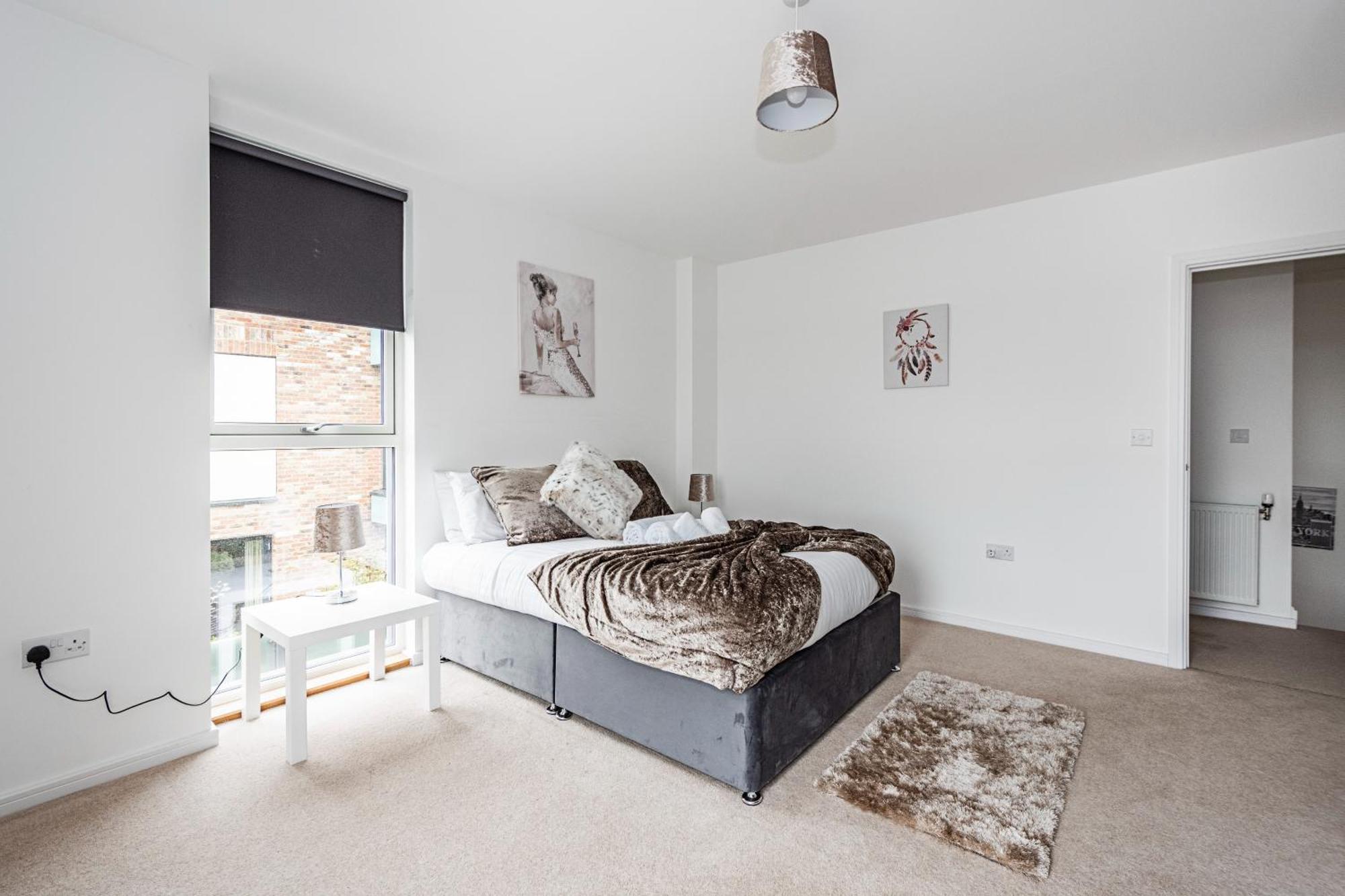 Chiswick Park 3 Bed 3 Bath West London - Parking Διαμέρισμα Εξωτερικό φωτογραφία