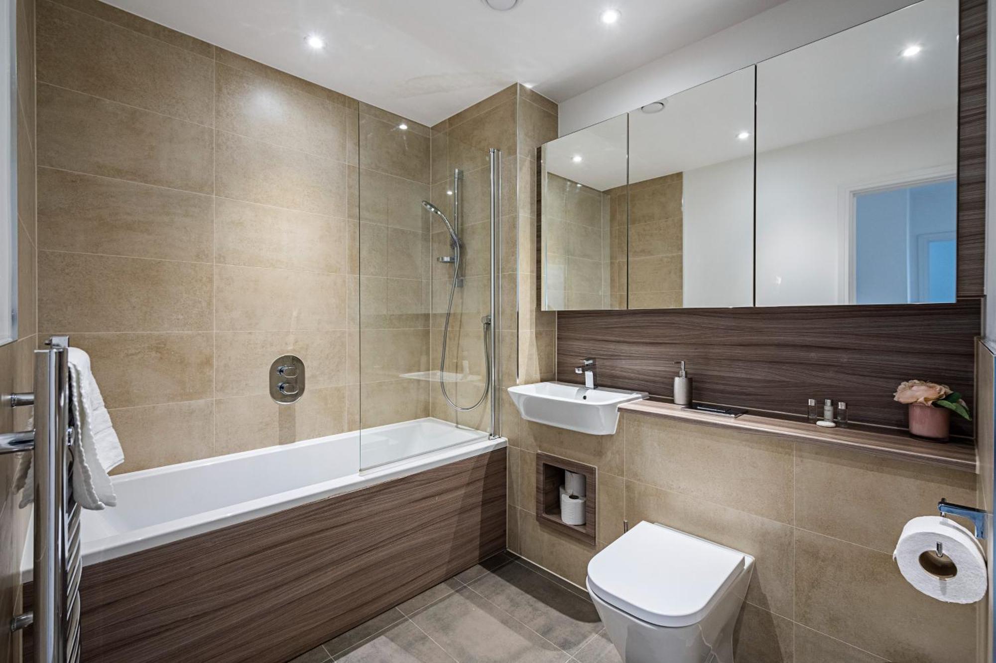 Chiswick Park 3 Bed 3 Bath West London - Parking Διαμέρισμα Εξωτερικό φωτογραφία