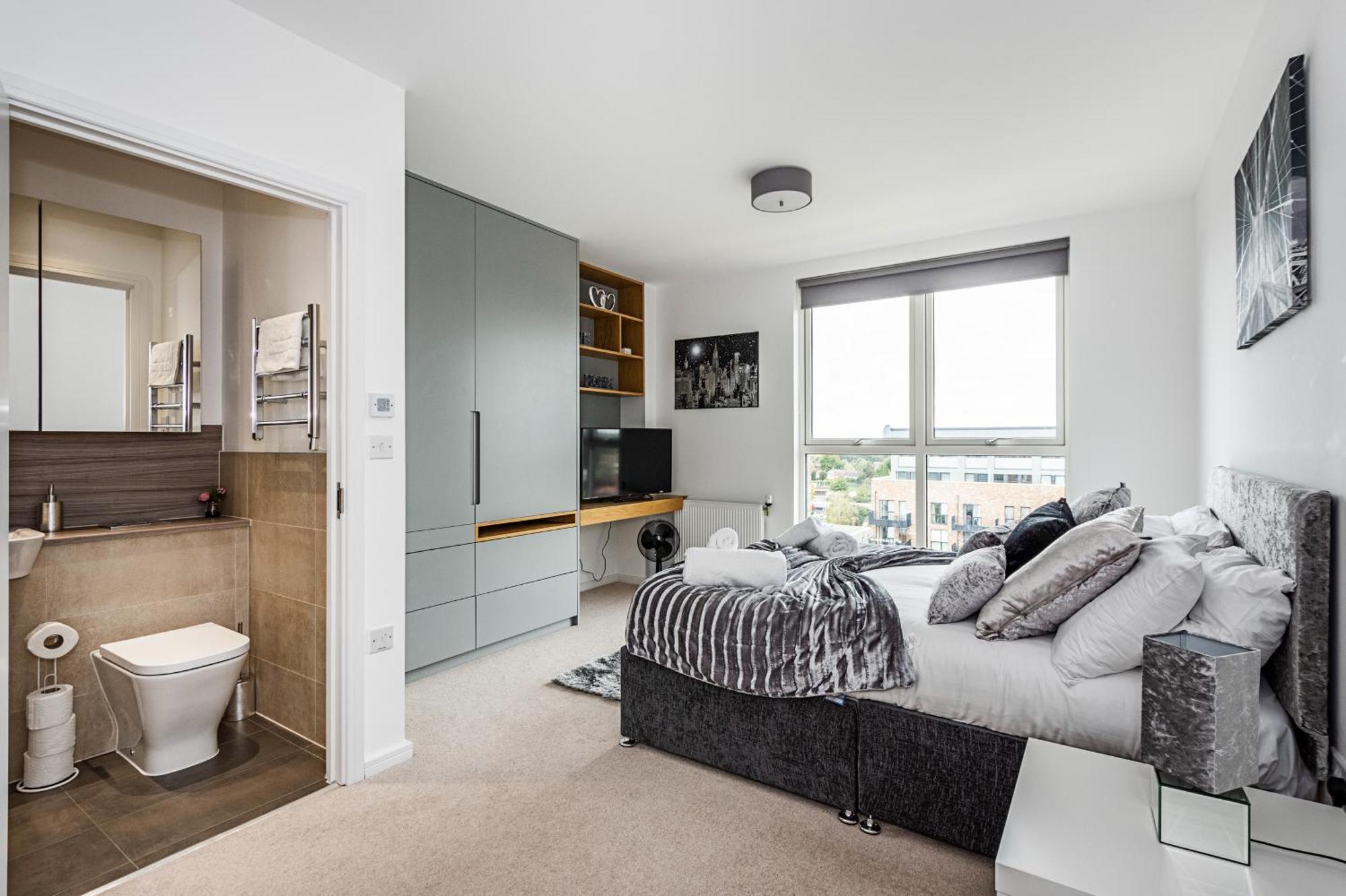 Chiswick Park 3 Bed 3 Bath West London - Parking Διαμέρισμα Εξωτερικό φωτογραφία
