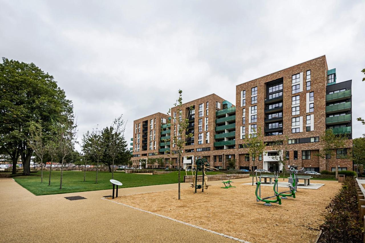 Chiswick Park 3 Bed 3 Bath West London - Parking Διαμέρισμα Εξωτερικό φωτογραφία