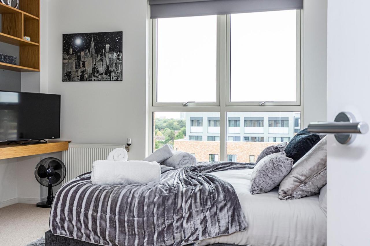 Chiswick Park 3 Bed 3 Bath West London - Parking Διαμέρισμα Εξωτερικό φωτογραφία
