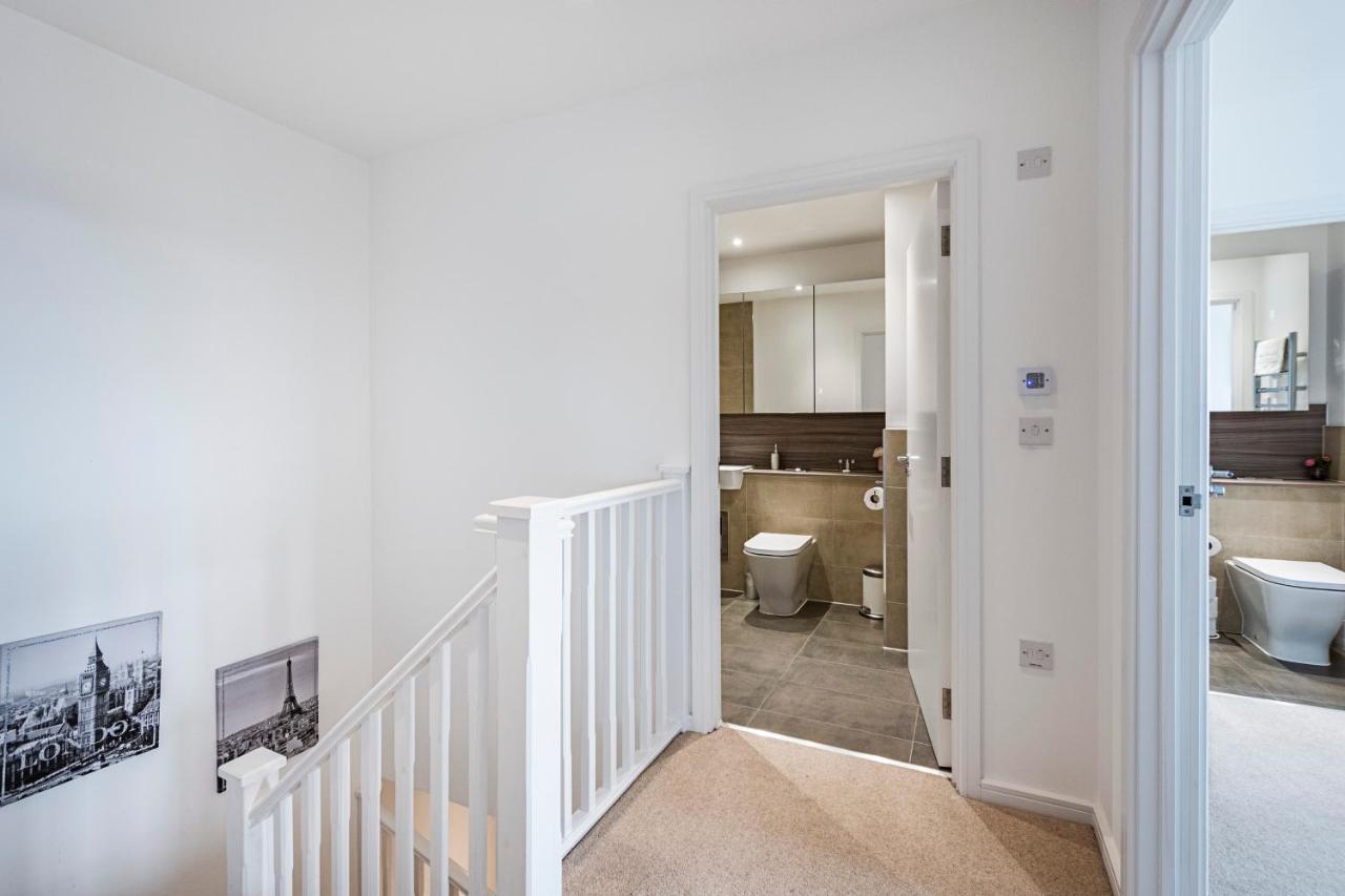 Chiswick Park 3 Bed 3 Bath West London - Parking Διαμέρισμα Εξωτερικό φωτογραφία