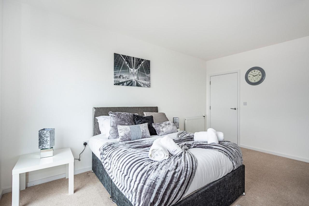 Chiswick Park 3 Bed 3 Bath West London - Parking Διαμέρισμα Εξωτερικό φωτογραφία