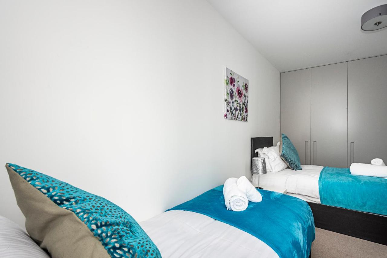 Chiswick Park 3 Bed 3 Bath West London - Parking Διαμέρισμα Εξωτερικό φωτογραφία