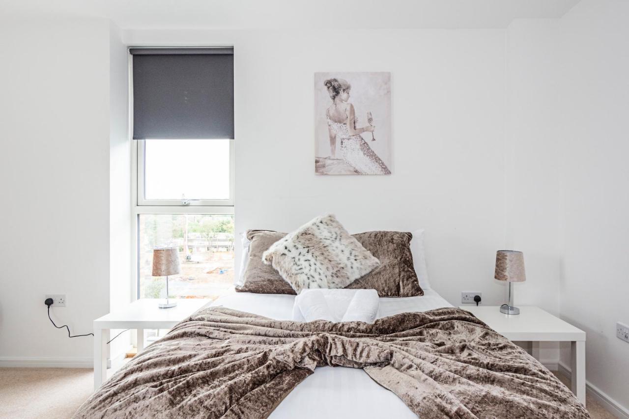 Chiswick Park 3 Bed 3 Bath West London - Parking Διαμέρισμα Εξωτερικό φωτογραφία