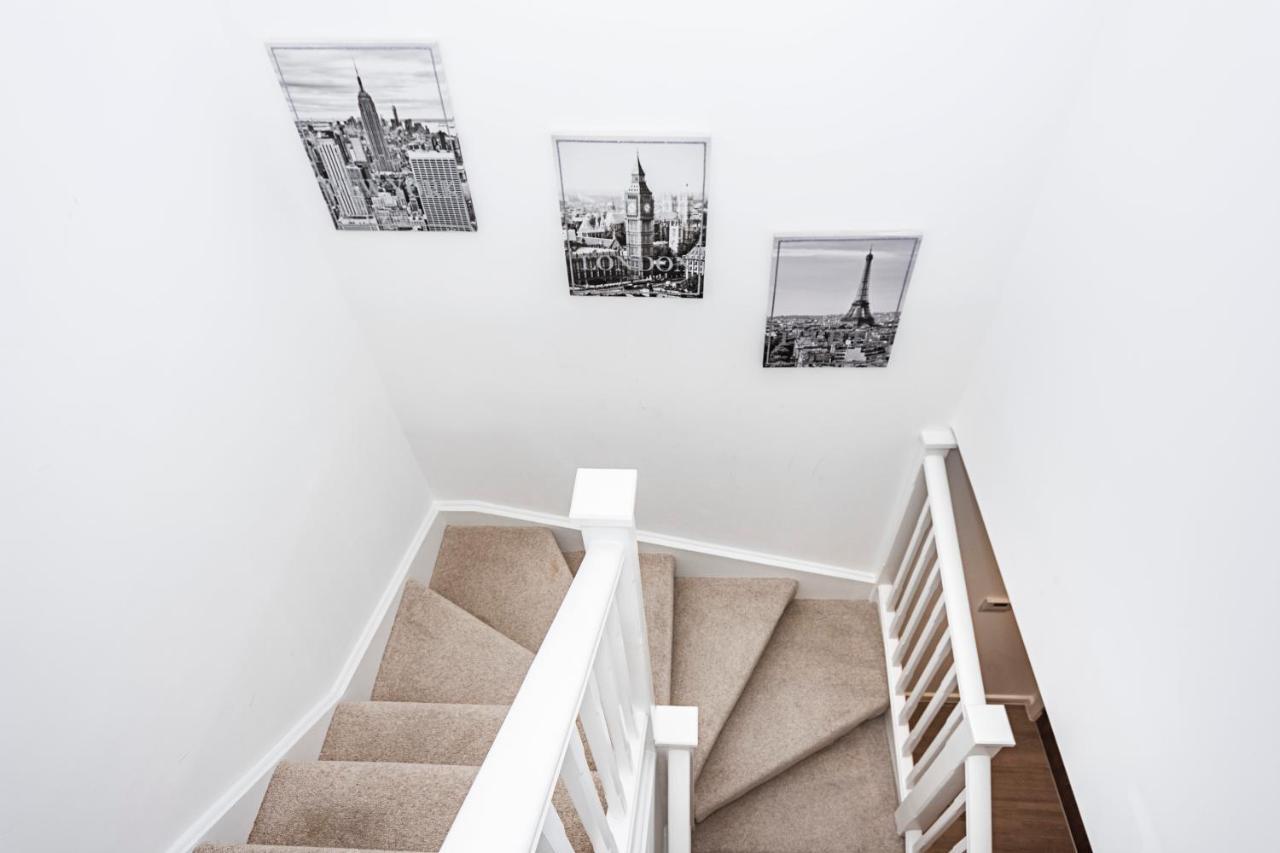 Chiswick Park 3 Bed 3 Bath West London - Parking Διαμέρισμα Εξωτερικό φωτογραφία