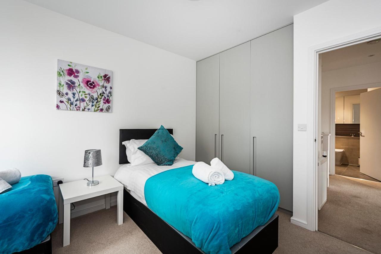 Chiswick Park 3 Bed 3 Bath West London - Parking Διαμέρισμα Εξωτερικό φωτογραφία